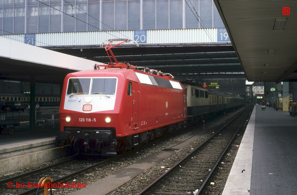 http://www.br141.de/bo-Eisenbahnbilder/data/media/1/09872_120_03A_26-db.jpg