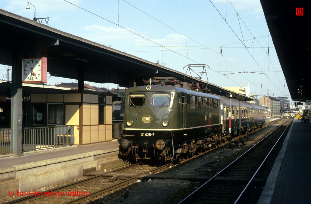 http://www.br141.de/bo-Eisenbahnbilder/data/media/1/10520_141_01B_42-b.jpg