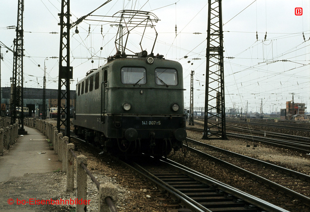 http://www.br141.de/bo-Eisenbahnbilder/data/media/2/03033_141_01A_21-b.jpg